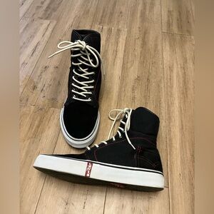Levi’s women leather/canvas lace black high top sneakers platform size 7
